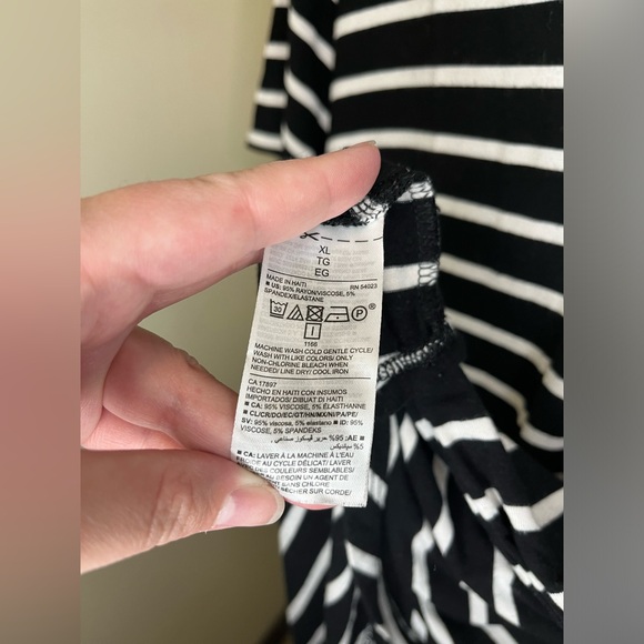 Old Navy Women’s Size XL Luxe Black and White Striped Tee - Picture 7 of 8